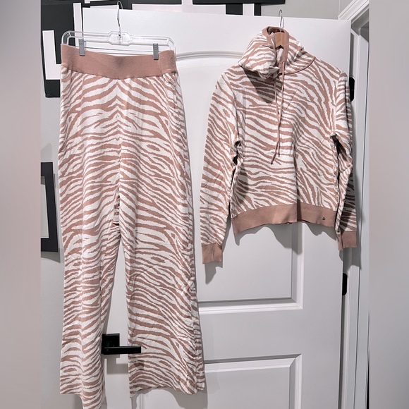 sofia by sofia vergara Sweaters - Sofia Vergara knit sweater set wide leg pants hoodie set